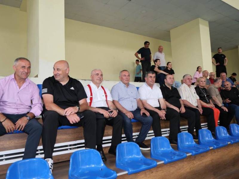 სამხარეო და ადგილობრივი ხელისუფლების წარმომადგენლები ცაგერის სპორტის სასახლეში...